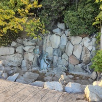 Бронзовая скульптура «Девушка Арзы и разбойник Али-Баба». Изображает молодую девушку с кувшином, из которого льётся вода, и Али-Бабу, спрятавшегося за камнем и подглядывающего за ней. Композиция создана в 1905 г. скульптором Амандусом Адамсоном.