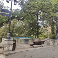 Парк "Дюльбер". Разбит в конце XIX в. Инициатор создания парка - великий князь Петр Николаевич Романов (внук Николая I). Проект парка с учётом эскизов Романова разработал ялт. арх. Н. П. Краснов, высажен с участием  крымского садовода Л. Кремера.