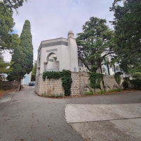 Парк "Дюльбер". Разбит в к. XIX в. Инициатор - велик. князь П. Н. Романов. Проект дворц.-парк. ансамбля с учётом эскизов Романова разраб. ялт. арх. Н. П. Краснов, высажен с участ.  крым. садовода Л. Кремера. Корпус 2 постройки 1938г. в стиле дворца.