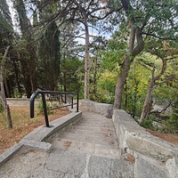 Парк "Дюльбер". Разбит в конце XIX в. Инициатор создания парка - великий князь Петр Николаевич Романов (внук Николая I). Проект парка с учётом эскизов Романова разработал ялт. арх. Н. П. Краснов, высажен с участием  крымского садовода Л. Кремера.