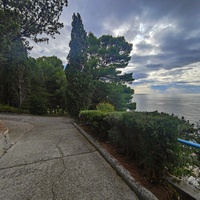 Парк "Дюльбер". Разбит в конце XIX в. Инициатор создания парка - великий князь Петр Николаевич Романов (внук Николая I). Проект парка с учётом эскизов Романова разработал ялт. арх. Н. П. Краснов, высажен с участием  крымского садовода Л. Кремера.