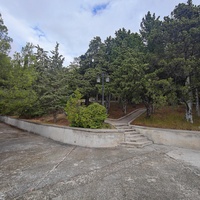 Парк "Дюльбер". Разбит в конце XIX в. Инициатор создания парка - великий князь Петр Николаевич Романов (внук Николая I). Проект парка с учётом эскизов Романова разработал ялт. арх. Н. П. Краснов, высажен с участием  крымского садовода Л. Кремера.