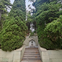 Парк "Дюльбер". Разбит в конце XIX в. Инициатор создания парка - великий князь Петр Николаевич Романов (внук Николая I). Проект парка с учётом эскизов Романова разработал ялт. арх. Н. П. Краснов, высажен с участием  крымского садовода Л. Кремера.