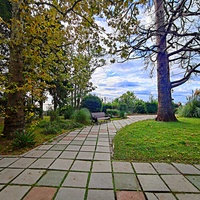 Парк "Дюльбер". Разбит в конце XIX в. Инициатор создания парка - великий князь Петр Николаевич Романов (внук Николая I). Проект парка с учётом эскизов Романова разработал ялт. арх. Н. П. Краснов, высажен с участием  крымского садовода Л. Кремера.