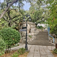 Парк "Дюльбер". Разбит в конце XIX в. Инициатор создания парка - великий князь Петр Николаевич Романов (внук Николая I). Проект парка с учётом эскизов Романова разработал ялт. арх. Н. П. Краснов, высажен с участием  крымского садовода Л. Кремера.