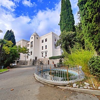 Дворц.-парк. ансамбль "Дюльбер". Построен с 1895 по 1897 г. Инициатор - велик. князь П. Н. Романов. Проект всего ансамбля с учётом эскизов Романова разраб. ялт. арх. Н. П. Краснов, парк высажен с участ.  крым. садовода Л. Кремера. Дворец "Дюльбер".