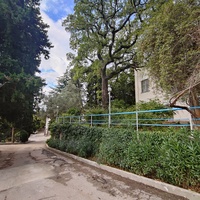 Дворц.-парк. ансамбль "Дюльбер". Построен с 1895 по 1897 г. Инициатор - велик. князь П. Н. Романов. Проект всего ансамбля с учётом эскизов Романова разраб. ялт. арх. Н. П. Краснов, парк высажен с участ.  крым. садовода Л. Кремера.