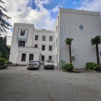 Дворц.-парк. ансамбль "Дюльбер". Построен с 1895 по 1897 г. Инициатор - велик. князь П. Н. Романов. Проект всего ансамбля с учётом эскизов Романова разраб. ялт. арх. Н. П. Краснов, парк высажен с участ.  крым. садовода Л. Кремера. Дворец "Дюльбер".