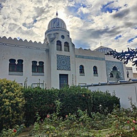 Дворц.-парк. ансамбль "Дюльбер". Построен с 1895 по 1897 г. Инициатор - велик. князь П. Н. Романов. Проект всего ансамбля с учётом эскизов Романова разраб. ялт. арх. Н. П. Краснов, парк высажен с участ.  крым. садовода Л. Кремера. Дворец "Дюльбер".