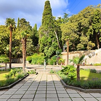 Парк "Дюльбер". Разбит в к. XIX в. Инициатор - велик. князь П. Н. Романов. Проект дворц.-парк. ансамбля с учётом эскизов Романова разраб. ялт. арх. Н. П. Краснов, высажен с участ.  крым. садовода Л. Кремера. Фонтан «Леда и Зевс».