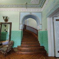 Дворц.-парк. ансамбль "Дюльбер" постройки 1895-1897гг. Инициатор - велик. князь П. Н. Романов. Проект всего ансамбля с учётом эскизов Романова разраб. ялт. арх. Н. П. Краснов, парк высажен с участ.  крым. садов. Л. Кремера. Интерьер дворца "Дюльбер".