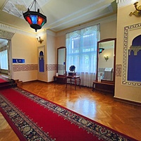 Дворц.-парк. ансамбль "Дюльбер" постройки 1895-1897гг. Инициатор - велик. князь П. Н. Романов. Проект всего ансамбля с учётом эскизов Романова разраб. ялт. арх. Н. П. Краснов, парк высажен с участ.  крым. садов. Л. Кремера. Интерьер дворца "Дюльбер".