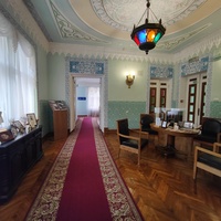 Дворц.-парк. ансамбль "Дюльбер" постройки 1895-1897гг. Инициатор - велик. князь П. Н. Романов. Проект всего ансамбля с учётом эскизов Романова разраб. ялт. арх. Н. П. Краснов, парк высажен с участ.  крым. садов. Л. Кремера. Интерьер дворца "Дюльбер".