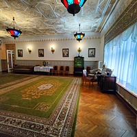 Дворц.-парк. ансамбль "Дюльбер" постройки 1895-1897гг. Инициатор - велик. князь П. Н. Романов. Проект всего ансамбля с учётом эскизов Романова разраб. ялт. арх. Н. П. Краснов, парк высажен с участ.  крым. садов. Л. Кремера. Интерьер дворца "Дюльбер".