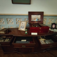 Дворц.-парк. ансамбль "Дюльбер" постройки 1895-1897гг. Инициатор - велик. князь П. Н. Романов. Проект всего ансамбля с учётом эскизов Романова разраб. ялт. арх. Н. П. Краснов, парк высажен с участ.  крым. садов. Л. Кремера. Интерьер дворца "Дюльбер".