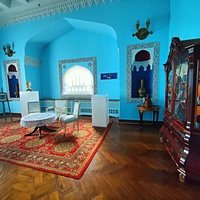 Дворц.-парк. ансамбль "Дюльбер" постройки 1895-1897гг. Инициатор - велик. князь П. Н. Романов. Проект всего ансамбля с учётом эскизов Романова разраб. ялт. арх. Н. П. Краснов, парк высажен с участ.  крым. садов. Л. Кремера. Интерьер дворца "Дюльбер".