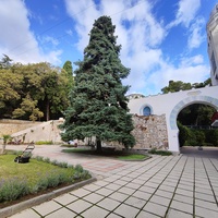 Дворц.-парк. ансамбль "Дюльбер". Построен с 1895 по 1897 г. Инициатор - велик. князь П. Н. Романов. Проект всего ансамбля с учётом эскизов Романова разраб. ялт. арх. Н. П. Краснов, парк высажен с участ.  крым. садовода Л. Кремера. Дворец "Дюльбер".