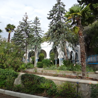 Парк "Дюльбер". Разбит в к. XIX в. Инициатор - велик. князь П. Н. Романов. Проект дворц.-парк. ансамбля с учётом эскизов Романова разраб. ялт. арх. Н. П. Краснов, высажен с участ.  крым. садовода Л. Кремера. Корпус 2 постройки 1938г. в стиле дворца.