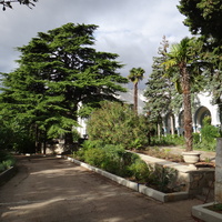 Парк "Дюльбер". Разбит в к. XIX в. Инициатор - велик. князь П. Н. Романов. Проект дворц.-парк. ансамбля с учётом эскизов Романова разраб. ялт. арх. Н. П. Краснов, высажен с участ.  крым. садовода Л. Кремера. Корпус 2 постройки 1938г. в стиле дворца.