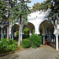 Парк "Дюльбер". Разбит в к. XIX в. Инициатор - велик. князь П. Н. Романов. Проект дворц.-парк. ансамбля с учётом эскизов Романова разраб. ялт. арх. Н. П. Краснов, высажен с участ.  крым. садовода Л. Кремера. Корпус 2 постройки 1938г. в стиле дворца.