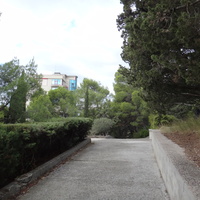 Парк "Дюльбер". Разбит в к. XIX в. Инициатор - велик. князь П. Н. Романов. Проект дворц.-парк. ансамбля с учётом эскизов Романова разраб. ялт. арх. Н. П. Краснов, высажен с участ.  крым. садовода Л. Кремера. Корпус 2 постройки 1938г. в стиле дворца.