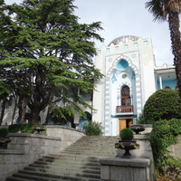 Парк "Дюльбер". Разбит в к. XIX в. Инициатор - велик. князь П. Н. Романов. Проект дворц.-парк. ансамбля с учётом эскизов Романова разраб. ялт. арх. Н. П. Краснов, высажен с участ.  крым. садовода Л. Кремера. Корпус 2 постройки 1938г. в стиле дворца.