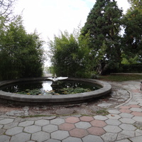 Парк "Дюльбер". Разбит в к. XIX в. Инициатор - велик. князь П. Н. Романов. Проект дворц.-парк. ансамбля с учётом эскизов Романова разраб. ялт. арх. Н. П. Краснов, высажен с участ.  крым. садовода Л. Кремера. Фонтан "Лебедь".