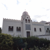 Дворц.-парк. ансамбль "Дюльбер". Построен с 1895 по 1897 г. Инициатор - велик. князь П. Н. Романов. Проект всего ансамбля с учётом эскизов Романова разраб. ялт. арх. Н. П. Краснов, парк высажен с участ.  крым. садовода Л. Кремера. Дворец "Дюльбер".