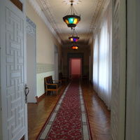 Дворц.-парк. ансамбль "Дюльбер" постройки 1895-1897гг. Инициатор - велик. князь П. Н. Романов. Проект всего ансамбля с учётом эскизов Романова разраб. ялт. арх. Н. П. Краснов, парк высажен с участ.  крым. садов. Л. Кремера. Интерьер дворца "Дюльбер".