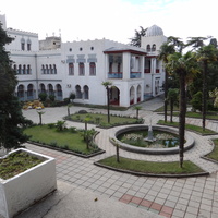 Дворц.-парк. ансамбль "Дюльбер". Построен с 1895 по 1897 г. Инициатор - велик. князь П. Н. Романов. Проект всего ансамбля с учётом эскизов Романова разраб. ялт. арх. Н. П. Краснов, парк высажен с участ.  крым. садовода Л. Кремера. Дворец "Дюльбер".