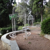 Дворцово-парковый ансамбль "Дюльбер". Построен с 1895 по 1897 г. Инициатор - велик. князь П. Н. Романов. Проект всего ансамбля с учётом эскизов Романова разработал ялт. арх. Н. П. Краснов, парк высажен с участием  крымского садовода Л. Кремера.