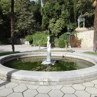 Парк "Дюльбер". Разбит в к. XIX в. Инициатор - велик. князь П. Н. Романов. Проект дворц.-парк. ансамбля с учётом эскизов Романова разраб. ялт. арх. Н. П. Краснов, высажен с участ.  крым. садовода Л. Кремера. Фонтан «Леда и Зевс».