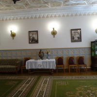 Дворц.-парк. ансамбль "Дюльбер" постройки 1895-1897гг. Инициатор - велик. князь П. Н. Романов. Проект всего ансамбля с учётом эскизов Романова разраб. ялт. арх. Н. П. Краснов, парк высажен с участ.  крым. садов. Л. Кремера. Интерьер дворца "Дюльбер".