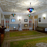 Дворц.-парк. ансамбль "Дюльбер" постройки 1895-1897гг. Инициатор - велик. князь П. Н. Романов. Проект всего ансамбля с учётом эскизов Романова разраб. ялт. арх. Н. П. Краснов, парк высажен с участ.  крым. садов. Л. Кремера. Интерьер дворца "Дюльбер".