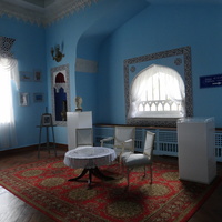 Дворц.-парк. ансамбль "Дюльбер" постройки 1895-1897гг. Инициатор - велик. князь П. Н. Романов. Проект всего ансамбля с учётом эскизов Романова разраб. ялт. арх. Н. П. Краснов, парк высажен с участ.  крым. садов. Л. Кремера. Интерьер дворца "Дюльбер".