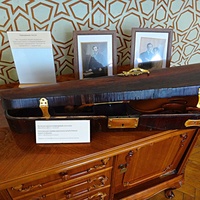 Дворц.-парк. ансамбль "Дюльбер" постройки 1895-1897гг. Инициатор - велик. князь П. Н. Романов. Проект всего ансамбля с учётом эскизов Романова разраб. ялт. арх. Н. П. Краснов, парк высажен с участ.  крым. садов. Л. Кремера. Интерьер дворца "Дюльбер".