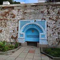 Дворц.-парк. ансамбль "Дюльбер", постройки 1895-1897гг. Инициатор - велик. князь П. Н. Романов. Проект всего ансамбля с учётом эскизов Романова разраб. ялт. арх. Н. П. Краснов, парк высажен с участ.  крым. садов. Л. Кремера. Грот для отдыха.