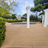 Архитектурно-парковый комплекс Юсуповского дворца. Площадь парка — около 16 га, создан ландш. дизайнером К. Кебахом и директором император. ботанич. сада Н. Гартвисом в 1820-х гг. Колоннада на южной террасе перед дворцом Голицыной (Гостевым домом).