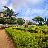 Архитектурно-парковый комплекс Юсуповского дворца. Площадь парка — около 16 га, создан ландш. дизайнером К. Кебахом и директором император. ботанич. сада Н. Гартвисом в 1820-х гг. Южная терраса перед дворцом Голицыной (Гостевым домом).