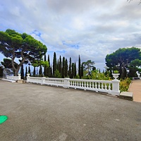 Архитектурно-парковый комплекс Юсуповского дворца. Площадь парка — около 16 га, создан ландш. дизайнером К. Кебахом и директором император. ботанич. сада Н. Гартвисом в 1820-х гг. Южная терраса перед дворцом Голицыной (Гостевым домом).