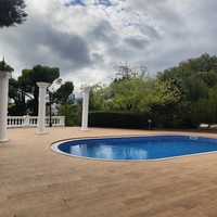 Архитектурно-парковый комплекс Юсуповского дворца. Площадь парка — около 16 га, создан ландш. дизайнером К. Кебахом и директором император. ботанич. сада Н. Гартвисом в 1820-х гг. Колоннада на южной террасе перед дворцом Голицыной (Гостевым домом).