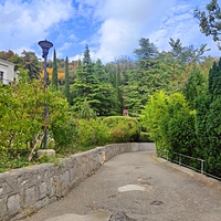 Архитектурно-парковый комплекс Юсуповского дворца в посёлке Кореиз. Площадь парка — около 16 га, создан известным ландшафтным дизайнером Карлом Кебахом и директором императорского ботанического сада Николаем Гартвисом в 1820-х гг.