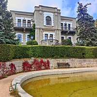 Княгиня Анна Голицына построила на этой территории дачу «Розовый дом» и разбила сад. В 1880-х гг. имение было приобретено князем Феликсом Юсуповым-старшим. В 1909 г. Феликс Юсупов-младший решил перестроить дачу в полноценный дворец.