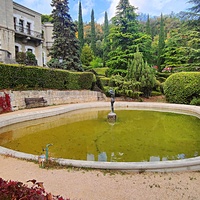 Княгиня Анна Голицына построила на этой территории дачу «Розовый дом» и разбила сад. В 1880-х гг. имение было приобретено князем Феликсом Юсуповым-старшим. В 1909 г. Феликс Юсупов-младший решил перестроить дачу в полноценный дворец.