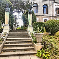 Княгиня Анна Голицына построила здесь дачу «Розовый дом» и разбила сад. В 1880-х гг. имение приобрёл князь Феликс Юсупов-старший. В 1909 г. Феликс Юсупов-младший перестроил дачу в полноценный дворец.