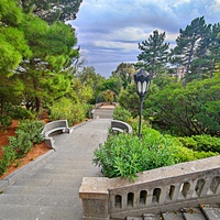 Архитектурно-парковый комплекс Юсуповского дворца в посёлке Кореиз. Площадь парка — около 16 га, создан известным ландшафтным дизайнером Карлом Кебахом и директором императорского ботанического сада Николаем Гартвисом в 1820-х гг.