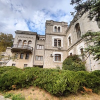 Княгиня Анна Голицына постр. дачу «Розовый дом» и разбила сад. В 1880-х гг. имение приобрёл князь Ф. Юсупов-старш. В 1909 г. Ф. Юсупов-млад. перестроил дачу во дворец в стиле эклектики (неомавританский и неороманский стили и эпохи ит. Возрождения).