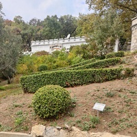 Архитектурно-парковый комплекс Юсуповского дворца в посёлке Кореиз. Площадь парка — около 16 га, создан известным ландшафтным дизайнером Карлом Кебахом и директором императорского ботанического сада Николаем Гартвисом в 1820-х гг.