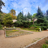 Архитектурно-парковый комплекс Юсуповского дворца в посёлке Кореиз. Площадь парка — около 16 га, создан известным ландшафтным дизайнером Карлом Кебахом и директором императорского ботанического сада Николаем Гартвисом в 1820-х гг.