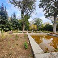 Архитектурно-парковый комплекс Юсуповского дворца в посёлке Кореиз. Площадь парка — около 16 га, создан известным ландшафтным дизайнером Карлом Кебахом и директором императорского ботанического сада Николаем Гартвисом в 1820-х гг.